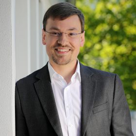 Dr. Benjamin Manthey
                